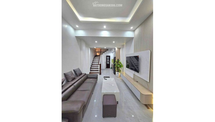 Bán nhà phân lô Ngọc Thụy, Long Biên. Dưới 8.8 tỷ. Diện tích 40m2 ô tô